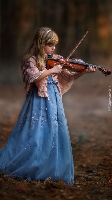 dziewczynka gra na skrzypcach